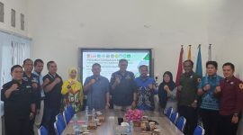Direktur PT Kodeco Agrojaya Mandiri (KAM), Anang Yusanto, bersama perwakilan BPJS Ketenagakerjaan Cabang Batulicin dan kepala sekolah dari delapan SMK di Kabupaten Tanah Bumbu berfoto bersama usai penandatanganan Nota Kesepahaman (MoU) perlindungan jaminan sosial ketenagakerjaan bagi siswa magang di SMKN 1 Simpang Empat, Kamis (11/06/2026).