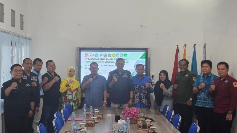 Direktur PT Kodeco Agrojaya Mandiri (KAM), Anang Yusanto, bersama perwakilan BPJS Ketenagakerjaan Cabang Batulicin dan kepala sekolah dari delapan SMK di Kabupaten Tanah Bumbu berfoto bersama usai penandatanganan Nota Kesepahaman (MoU) perlindungan jaminan sosial ketenagakerjaan bagi siswa magang di SMKN 1 Simpang Empat, Kamis (11/06/2026).