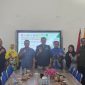 Direktur PT Kodeco Agrojaya Mandiri (KAM), Anang Yusanto, bersama perwakilan BPJS Ketenagakerjaan Cabang Batulicin dan kepala sekolah dari delapan SMK di Kabupaten Tanah Bumbu berfoto bersama usai penandatanganan Nota Kesepahaman (MoU) perlindungan jaminan sosial ketenagakerjaan bagi siswa magang di SMKN 1 Simpang Empat, Kamis (11/06/2026).