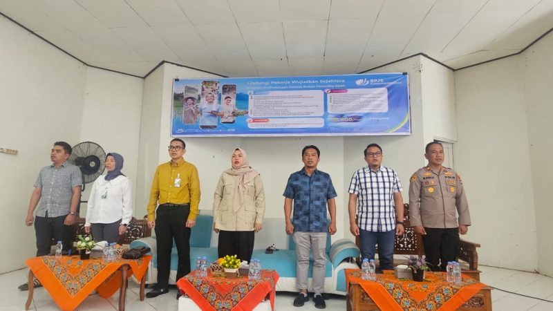 Anggota Komisi IX DPR RI Hj Mariana bersama jajaran BPJS Ketenagakerjaan dan unsur terkait menghadiri kegiatan sosialisasi Program BPJS Ketenagakerjaan bagi pekerja informal di SMKN 1 Simpang Empat, Kabupaten Tanah Bumbu, Minggu (14/06/2026).
