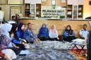 Asisten Deputi Pemenuhan Hak Anak KemenPPPA, Endah Sri Rejeki, bersama Kepala Dinas P3AP2KB Tala, Maria Ulfah, berdialog langsung dengan perangkat desa, relawan, dan unsur masyarakat saat melaksanakan Survei Potensi Ruang Bersama Indonesia (RBI) di Desa Bajuin, Kecamatan Bajuin, Kabupaten Tanah Laut, Rabu (17/06/2026).