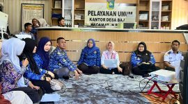 Asisten Deputi Pemenuhan Hak Anak KemenPPPA, Endah Sri Rejeki, bersama Kepala Dinas P3AP2KB Tala, Maria Ulfah, berdialog langsung dengan perangkat desa, relawan, dan unsur masyarakat saat melaksanakan Survei Potensi Ruang Bersama Indonesia (RBI) di Desa Bajuin, Kecamatan Bajuin, Kabupaten Tanah Laut, Rabu (17/06/2026).