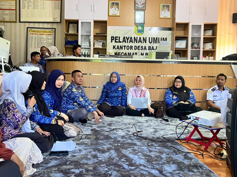 Asisten Deputi Pemenuhan Hak Anak KemenPPPA, Endah Sri Rejeki, bersama Kepala Dinas P3AP2KB Tala, Maria Ulfah, berdialog langsung dengan perangkat desa, relawan, dan unsur masyarakat saat melaksanakan Survei Potensi Ruang Bersama Indonesia (RBI) di Desa Bajuin, Kecamatan Bajuin, Kabupaten Tanah Laut, Rabu (17/06/2026).