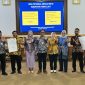 Jajaran KemenPPPA, Pemkab Tanah Laut, camat, dan kepala desa menunjukkan dokumen komitmen pelaksanaan Ruang Bersama Indonesia (RBI) di Aula Bapperida Kabupaten Tanah Laut, Kamis (18/06/2026).