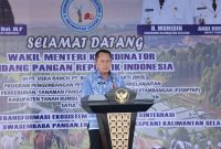 Asisten Bidang Perekonomian dan Pembangunan Kabupaten Tanah Bumbu, Eryanto Rais, menyampaikan sambutan mewakili Bupati Tanah Bumbu saat kunjungan Wakil Menteri Koordinator Bidang Pangan RI di kawasan pengembangan peternakan terintegrasi PT Buana Karya Bhakti, Kecamatan Satui, Selasa (16/06/2026).