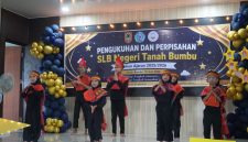 Siswa SLB Negeri Tanah Bumbu menampilkan pertunjukan seni pada kegiatan Pengukuhan dan Perpisahan Tahun Ajaran 2025/2026 di Batulicin, Kamis (18/06/2026).