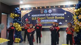 Siswa SLB Negeri Tanah Bumbu menampilkan pertunjukan seni pada kegiatan Pengukuhan dan Perpisahan Tahun Ajaran 2025/2026 di Batulicin, Kamis (18/06/2026).