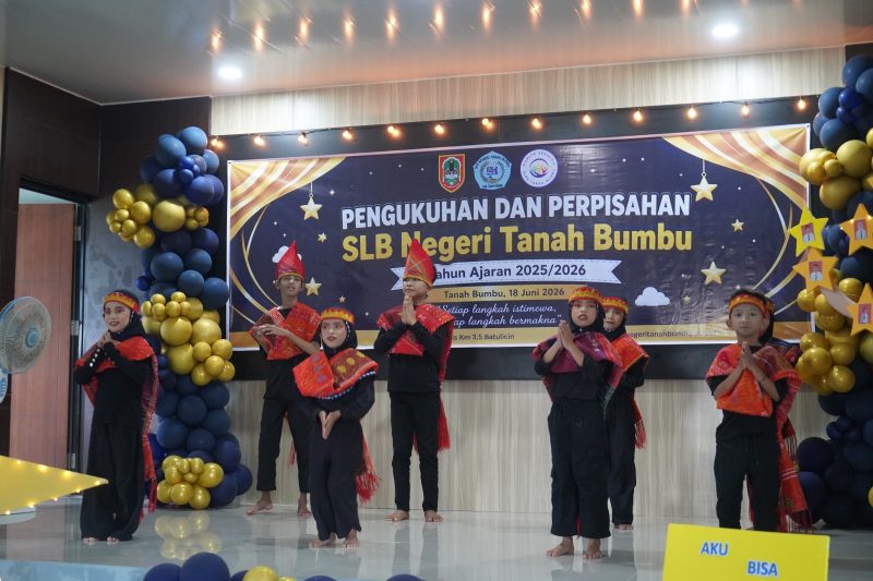 Siswa SLB Negeri Tanah Bumbu menampilkan pertunjukan seni pada kegiatan Pengukuhan dan Perpisahan Tahun Ajaran 2025/2026 di Batulicin, Kamis (18/06/2026).
