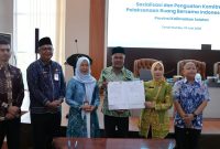 Penandatanganan komitmen transformasi Desa Ramah Perempuan dan Peduli Anak (DRPPA) menuju Ruang Bersama Indonesia (RBI) oleh perwakilan pemerintah desa dan kecamatan pada kegiatan Sosialisasi dan Penguatan Komitmen Pelaksanaan RBI di Kantor Bupati Tanah Bumbu, Batulicin, Jumat (19/06/2026).