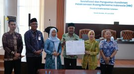 Penandatanganan komitmen transformasi Desa Ramah Perempuan dan Peduli Anak (DRPPA) menuju Ruang Bersama Indonesia (RBI) oleh perwakilan pemerintah desa dan kecamatan pada kegiatan Sosialisasi dan Penguatan Komitmen Pelaksanaan RBI di Kantor Bupati Tanah Bumbu, Batulicin, Jumat (19/06/2026).