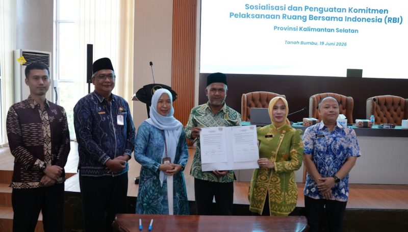 Penandatanganan komitmen transformasi Desa Ramah Perempuan dan Peduli Anak (DRPPA) menuju Ruang Bersama Indonesia (RBI) oleh perwakilan pemerintah desa dan kecamatan pada kegiatan Sosialisasi dan Penguatan Komitmen Pelaksanaan RBI di Kantor Bupati Tanah Bumbu, Batulicin, Jumat (19/06/2026).