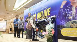 Sekretaris Daerah Tanah Bumbu, Yulian Herawati, saat meluncurkan SP2D Online Terintegrasi SIPD RI di Batulicin, Jumat (19/06/2026).