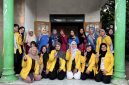 Foto bersama tim dosen dan mahasiswa Jurusan Keperawatan FKIK ULM bersama tenaga kesehatan serta peserta kegiatan pengabdian masyarakat di Desa Sumberadi usai pelaksanaan edukasi kesehatan ibu hamil, Prenatal Gentle Yoga, dan perawatan bayi baru lahir.