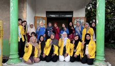 Foto bersama tim dosen dan mahasiswa Jurusan Keperawatan FKIK ULM bersama tenaga kesehatan serta peserta kegiatan pengabdian masyarakat di Desa Sumberadi usai pelaksanaan edukasi kesehatan ibu hamil, Prenatal Gentle Yoga, dan perawatan bayi baru lahir.