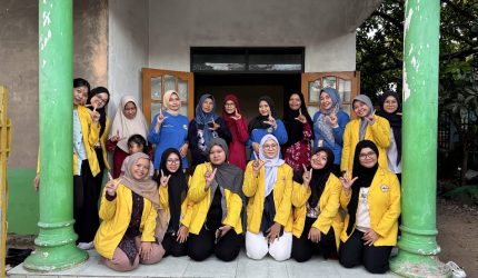 Foto bersama tim dosen dan mahasiswa Jurusan Keperawatan FKIK ULM bersama tenaga kesehatan serta peserta kegiatan pengabdian masyarakat di Desa Sumberadi usai pelaksanaan edukasi kesehatan ibu hamil, Prenatal Gentle Yoga, dan perawatan bayi baru lahir.