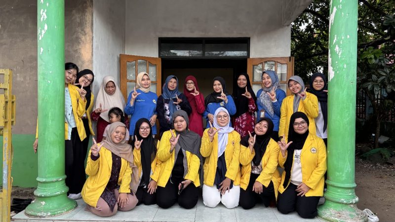 Foto bersama tim dosen dan mahasiswa Jurusan Keperawatan FKIK ULM bersama tenaga kesehatan serta peserta kegiatan pengabdian masyarakat di Desa Sumberadi usai pelaksanaan edukasi kesehatan ibu hamil, Prenatal Gentle Yoga, dan perawatan bayi baru lahir.