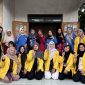 Foto bersama tim dosen dan mahasiswa Jurusan Keperawatan FKIK ULM bersama tenaga kesehatan serta peserta kegiatan pengabdian masyarakat di Desa Sumberadi usai pelaksanaan edukasi kesehatan ibu hamil, Prenatal Gentle Yoga, dan perawatan bayi baru lahir.