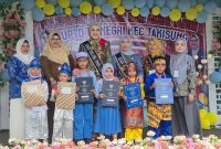 Suasana khidmat sekaligus meriah mewarnai jalannya acara Pelepasan dan Pentas Seni Akhir Tahun UPTD TK Negeri se-Kecamatan Takisung yang dihadiri langsung oleh Bunda PAUD Tanah Laut di Rumah Makan Gunung Batilai, Senin (22/06/2026).
