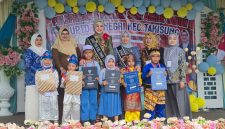Suasana khidmat sekaligus meriah mewarnai jalannya acara Pelepasan dan Pentas Seni Akhir Tahun UPTD TK Negeri se-Kecamatan Takisung yang dihadiri langsung oleh Bunda PAUD Tanah Laut di Rumah Makan Gunung Batilai, Senin (22/06/2026).