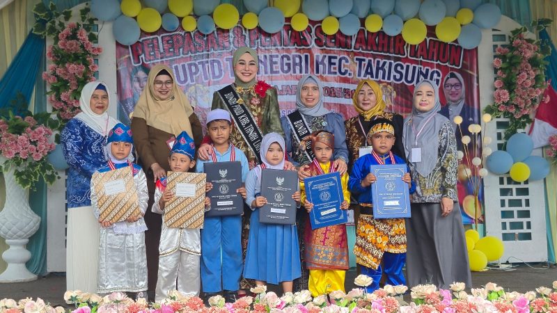 Suasana khidmat sekaligus meriah mewarnai jalannya acara Pelepasan dan Pentas Seni Akhir Tahun UPTD TK Negeri se-Kecamatan Takisung yang dihadiri langsung oleh Bunda PAUD Tanah Laut di Rumah Makan Gunung Batilai, Senin (22/06/2026).