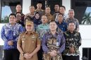 Bupati Tanah Laut H. Rahmat Trianto bersama Kepala BNN Provinsi Kalimantan Selatan Brigjen Pol. Asep Taufik, S.I.K., jajaran BNN, dan pejabat Pemerintah Kabupaten Tanah Laut berfoto bersama usai kunjungan kerja terkait penguatan strategi rehabilitasi dan penanggulangan penyalahgunaan narkotika di Kabupaten Tanah Laut, Selasa (23/06/2026).