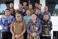 Bupati Tanah Laut H. Rahmat Trianto bersama Kepala BNN Provinsi Kalimantan Selatan Brigjen Pol. Asep Taufik, S.I.K., jajaran BNN, dan pejabat Pemerintah Kabupaten Tanah Laut berfoto bersama usai kunjungan kerja terkait penguatan strategi rehabilitasi dan penanggulangan penyalahgunaan narkotika di Kabupaten Tanah Laut, Selasa (23/06/2026).