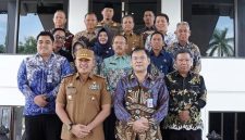 Bupati Tanah Laut H. Rahmat Trianto bersama Kepala BNN Provinsi Kalimantan Selatan Brigjen Pol. Asep Taufik, S.I.K., jajaran BNN, dan pejabat Pemerintah Kabupaten Tanah Laut berfoto bersama usai kunjungan kerja terkait penguatan strategi rehabilitasi dan penanggulangan penyalahgunaan narkotika di Kabupaten Tanah Laut, Selasa (23/06/2026).