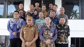 Bupati Tanah Laut H. Rahmat Trianto bersama Kepala BNN Provinsi Kalimantan Selatan Brigjen Pol. Asep Taufik, S.I.K., jajaran BNN, dan pejabat Pemerintah Kabupaten Tanah Laut berfoto bersama usai kunjungan kerja terkait penguatan strategi rehabilitasi dan penanggulangan penyalahgunaan narkotika di Kabupaten Tanah Laut, Selasa (23/06/2026).