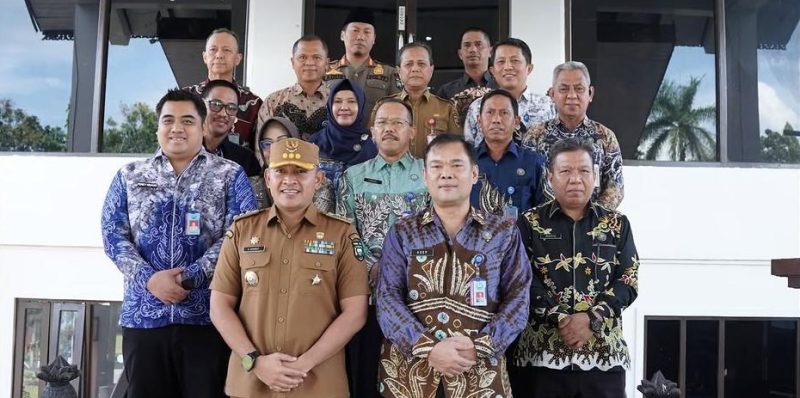 Bupati Tanah Laut H. Rahmat Trianto bersama Kepala BNN Provinsi Kalimantan Selatan Brigjen Pol. Asep Taufik, S.I.K., jajaran BNN, dan pejabat Pemerintah Kabupaten Tanah Laut berfoto bersama usai kunjungan kerja terkait penguatan strategi rehabilitasi dan penanggulangan penyalahgunaan narkotika di Kabupaten Tanah Laut, Selasa (23/06/2026).