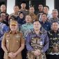 Bupati Tanah Laut H. Rahmat Trianto bersama Kepala BNN Provinsi Kalimantan Selatan Brigjen Pol. Asep Taufik, S.I.K., jajaran BNN, dan pejabat Pemerintah Kabupaten Tanah Laut berfoto bersama usai kunjungan kerja terkait penguatan strategi rehabilitasi dan penanggulangan penyalahgunaan narkotika di Kabupaten Tanah Laut, Selasa (23/06/2026).