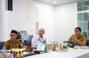 Bupati Tanah Bumbu Andi Rudi Latif mengikuti secara virtual peresmian pembangunan jalan daerah sepanjang 1.151 kilometer yang dipimpin Presiden Prabowo Subianto, didampingi jajaran pemerintah daerah dalam rangka penguatan konektivitas dan pembangunan infrastruktur nasional.