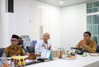 Bupati Tanah Bumbu Andi Rudi Latif mengikuti secara virtual peresmian pembangunan jalan daerah sepanjang 1.151 kilometer yang dipimpin Presiden Prabowo Subianto, didampingi jajaran pemerintah daerah dalam rangka penguatan konektivitas dan pembangunan infrastruktur nasional.