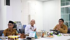 Bupati Tanah Bumbu Andi Rudi Latif mengikuti secara virtual peresmian pembangunan jalan daerah sepanjang 1.151 kilometer yang dipimpin Presiden Prabowo Subianto, didampingi jajaran pemerintah daerah dalam rangka penguatan konektivitas dan pembangunan infrastruktur nasional.