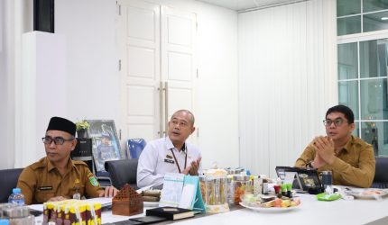 Bupati Tanah Bumbu Andi Rudi Latif mengikuti secara virtual peresmian pembangunan jalan daerah sepanjang 1.151 kilometer yang dipimpin Presiden Prabowo Subianto, didampingi jajaran pemerintah daerah dalam rangka penguatan konektivitas dan pembangunan infrastruktur nasional.