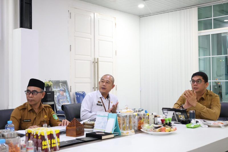 Bupati Tanah Bumbu Andi Rudi Latif mengikuti secara virtual peresmian pembangunan jalan daerah sepanjang 1.151 kilometer yang dipimpin Presiden Prabowo Subianto, didampingi jajaran pemerintah daerah dalam rangka penguatan konektivitas dan pembangunan infrastruktur nasional.
