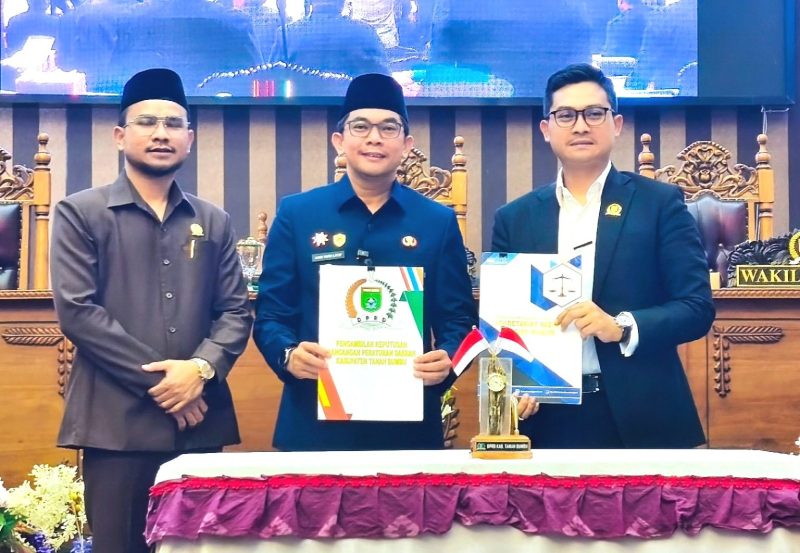 Pimpinan DPRD Tanah Bumbu bersama Bupati Andi Rudi Latif (Tengah) memperlihatkan dokumen usai pengambilan keputusan Rancangan Peraturan Daerah (Raperda) dalam rapat paripurna, Rabu (01/07/2026).