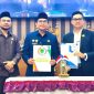 Pimpinan DPRD Tanah Bumbu bersama Bupati Andi Rudi Latif (Tengah) memperlihatkan dokumen usai pengambilan keputusan Rancangan Peraturan Daerah (Raperda) dalam rapat paripurna, Rabu (01/07/2026).