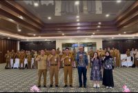 Asisten Administrasi Umum Setda Kotabaru, Ir. Anang Muhammad Zen, ST., MT., CGCAE, bersama Kepala BKPSDM Kotabaru, Selamat Riyadi, S.Pd., M.Ed., narasumber dari Kantor Regional VIII BKN Banjarbaru, serta peserta berfoto bersama usai pembukaan sosialisasi PP Nomor 94 Tahun 2021 tentang Disiplin PNS dan optimalisasi aplikasi Integrated Discipline (I-DIS) di Aula Bamega Kantor Bupati Kotabaru.