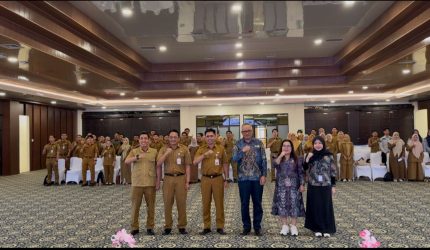 Asisten Administrasi Umum Setda Kotabaru, Ir. Anang Muhammad Zen, ST., MT., CGCAE, bersama Kepala BKPSDM Kotabaru, Selamat Riyadi, S.Pd., M.Ed., narasumber dari Kantor Regional VIII BKN Banjarbaru, serta peserta berfoto bersama usai pembukaan sosialisasi PP Nomor 94 Tahun 2021 tentang Disiplin PNS dan optimalisasi aplikasi Integrated Discipline (I-DIS) di Aula Bamega Kantor Bupati Kotabaru.