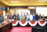Foto bersama usai Forum Konsultasi Publik (FKP) penyusunan Standar Pelayanan Sekretariat DPRD Kabupaten Tanah Bumbu di Ruang Sidang DPRD Tanah Bumbu, Kamis (09/07/2026).
