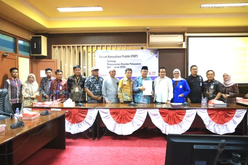 Foto bersama usai Forum Konsultasi Publik (FKP) penyusunan Standar Pelayanan Sekretariat DPRD Kabupaten Tanah Bumbu di Ruang Sidang DPRD Tanah Bumbu, Kamis (09/07/2026).