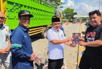 Anggota DPRD Kabupaten Tanah Bumbu H. Abdul Rahim (tengah) bersama jajaran PT ASDP Indonesia Ferry Cabang Batulicin dan Satresnarkoba Polres Tanah Bumbu membagikan pamflet bertajuk
