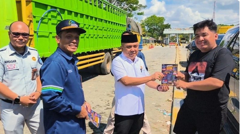 Anggota DPRD Kabupaten Tanah Bumbu H. Abdul Rahim (tengah) bersama jajaran PT ASDP Indonesia Ferry Cabang Batulicin dan Satresnarkoba Polres Tanah Bumbu membagikan pamflet bertajuk 