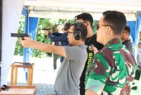 Unsur Forkopimda Kabupaten Tanah Laut saat membidik sasaran dalam latihan menembak bersama di Lapangan Tembak Tantya Sudhirajadi, Mapolsek Pelaihari, Rabu (15/07/2026).