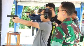 Unsur Forkopimda Kabupaten Tanah Laut saat membidik sasaran dalam latihan menembak bersama di Lapangan Tembak Tantya Sudhirajadi, Mapolsek Pelaihari, Rabu (15/07/2026).