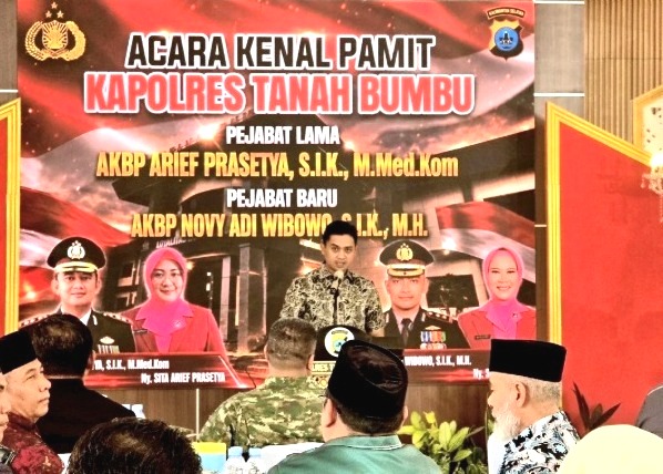 Ketua DPRD Kabupaten Tanah Bumbu, Andrean Atma Maulani, menyampaikan sambutan saat menghadiri acara kenal pamit Kapolres Tanah Bumbu, Rabu (15/07/2026).