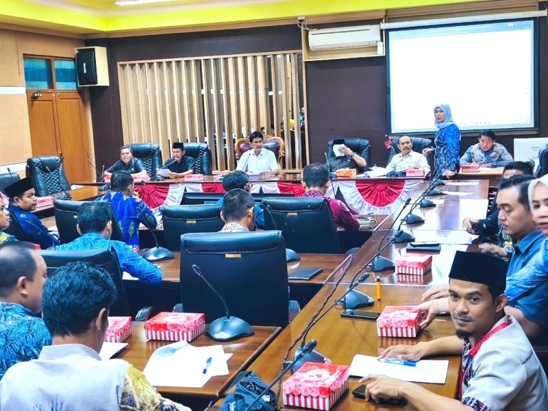 Badan Pembentukan Peraturan Daerah (Bapemperda) DPRD Tanah Bumbu menggelar rapat kerja bersama Dinas PMD, Bagian Hukum Setda, tenaga ahli DPRD, camat, dan sekretaris BPD, Kamis (16/07/2026) di ruang rapat DPRD Tanah Bumbu.