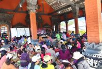 Anggota DPRD Kabupaten Tanah Bumbu, I Wayan Sudarma, berdialog dengan warga Desa Wanasari, Kecamatan Sungai Loban, Jumat (17/07/2026).