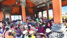 Anggota DPRD Kabupaten Tanah Bumbu, I Wayan Sudarma, berdialog dengan warga Desa Wanasari, Kecamatan Sungai Loban, Jumat (17/07/2026).