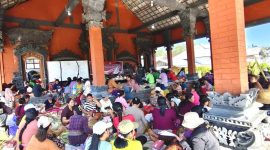 Anggota DPRD Kabupaten Tanah Bumbu, I Wayan Sudarma, berdialog dengan warga Desa Wanasari, Kecamatan Sungai Loban, Jumat (17/07/2026).